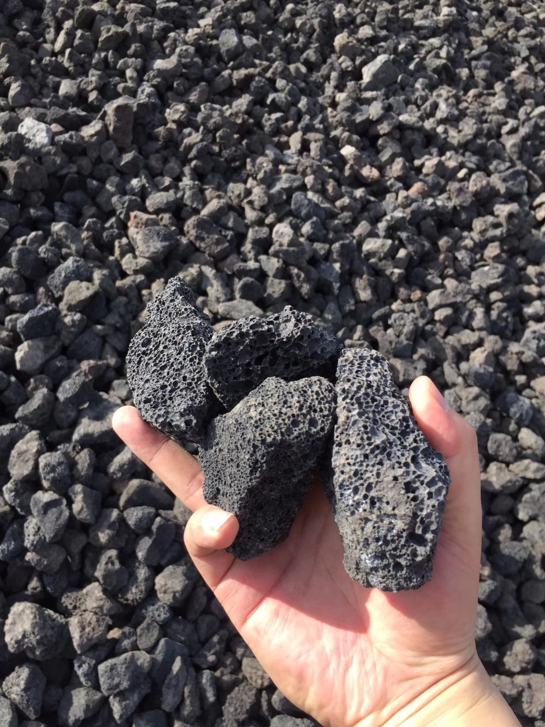 火山巖_高效掛膜輕質(zhì)濾料廠家最新報價